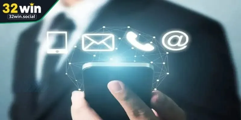 Nhân viên hỗ trợ trực tuyến phản hồi người chơi trong thời gian thực